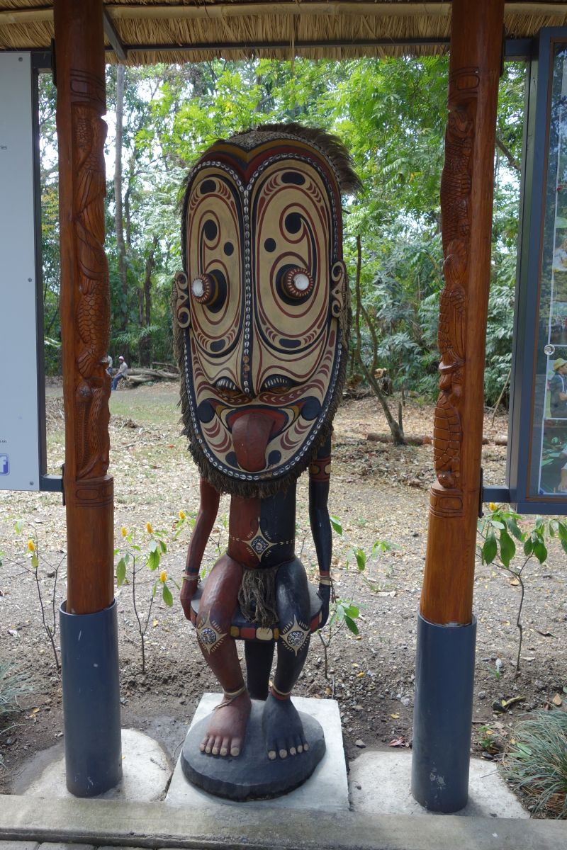 Schnitzkunst im Botanischen Garten Port Moresby5